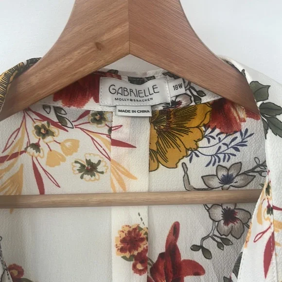 Gabrielle by Molly Bracken Short Sleeve Collared Blouse - Picture 2 of 5